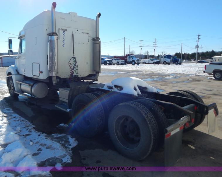 image for item H3909 2004 Freigtliner Columbia semi truck