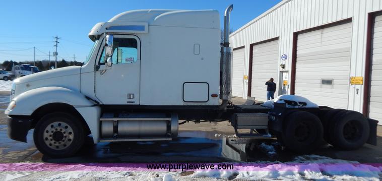 image for item H3909 2004 Freigtliner Columbia semi truck