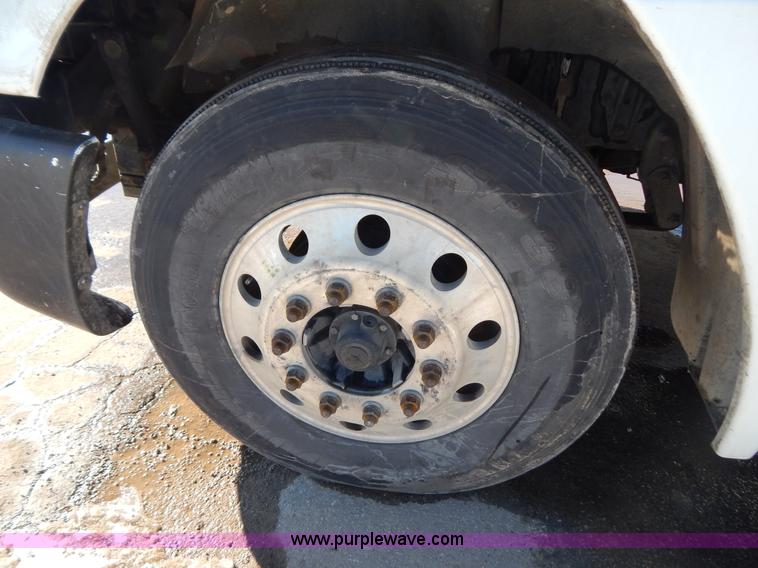 image for item H3909 2004 Freigtliner Columbia semi truck