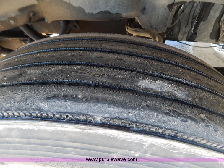 image for item H3909 2004 Freigtliner Columbia semi truck