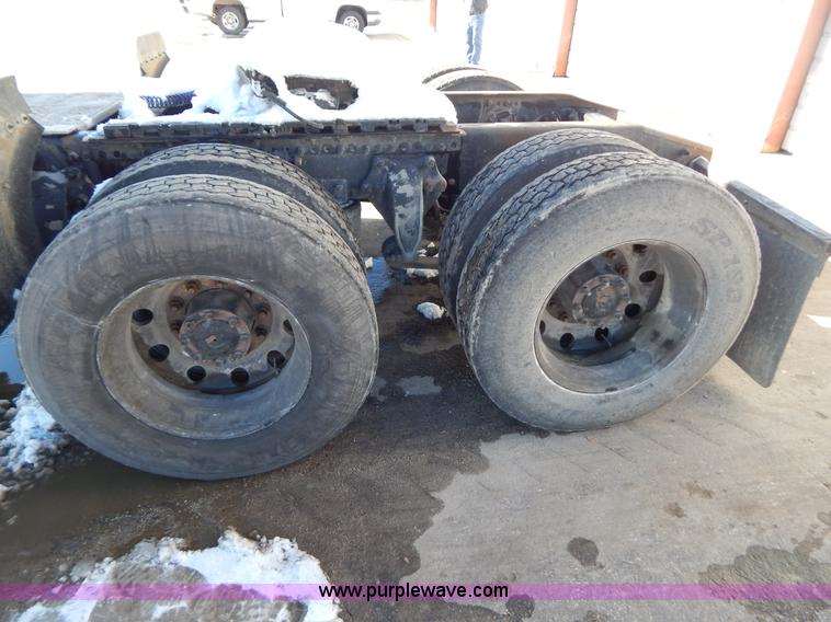 image for item H3909 2004 Freigtliner Columbia semi truck