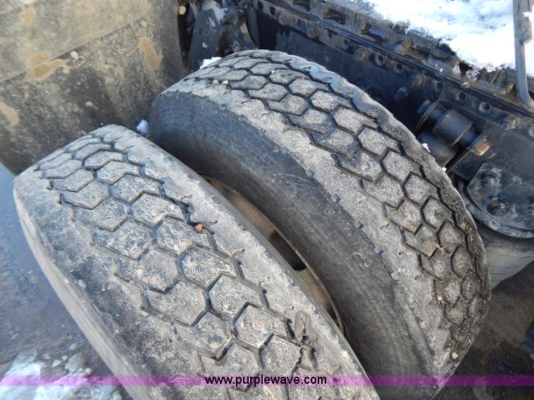 image for item H3909 2004 Freigtliner Columbia semi truck