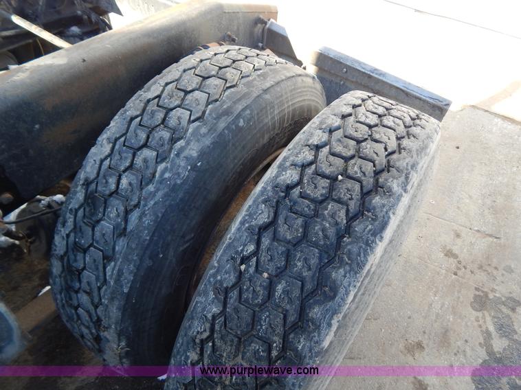 image for item H3909 2004 Freigtliner Columbia semi truck