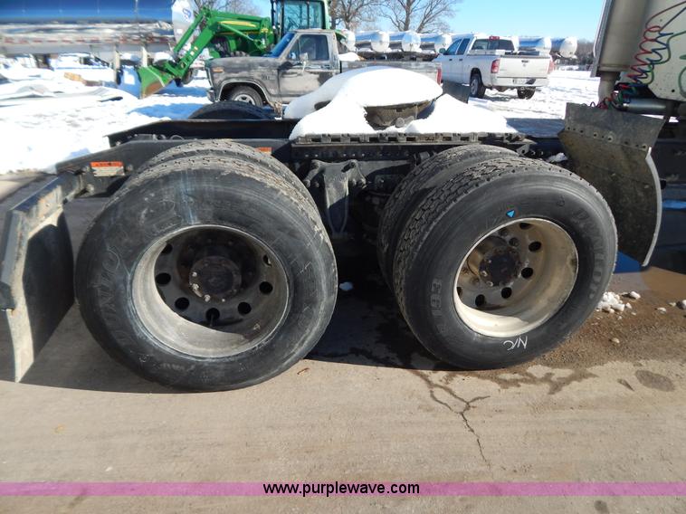 image for item H3909 2004 Freigtliner Columbia semi truck