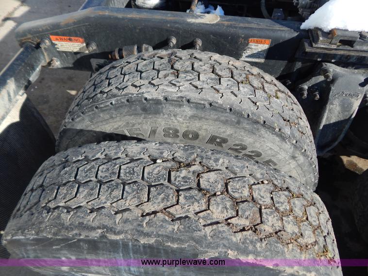 image for item H3909 2004 Freigtliner Columbia semi truck