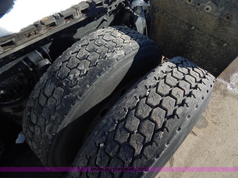 image for item H3909 2004 Freigtliner Columbia semi truck