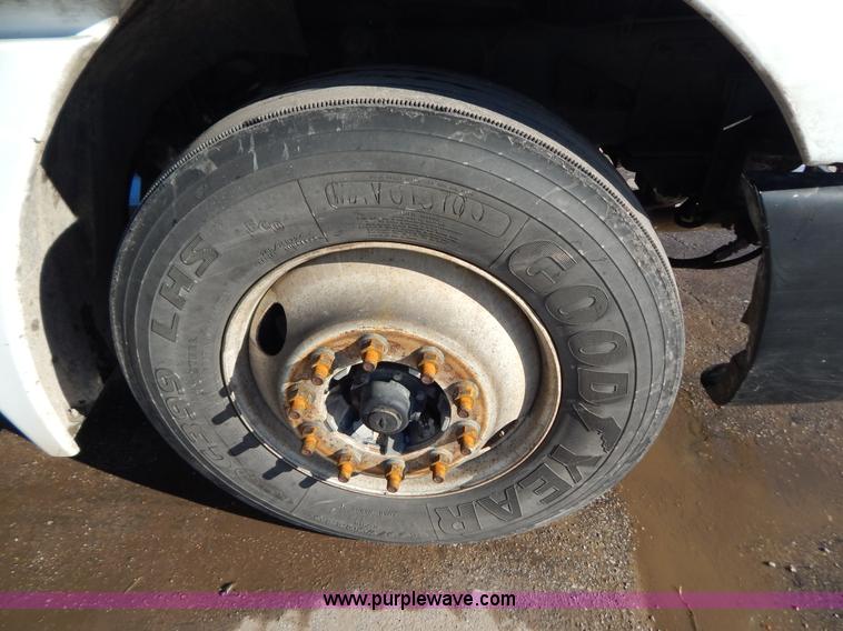 image for item H3909 2004 Freigtliner Columbia semi truck