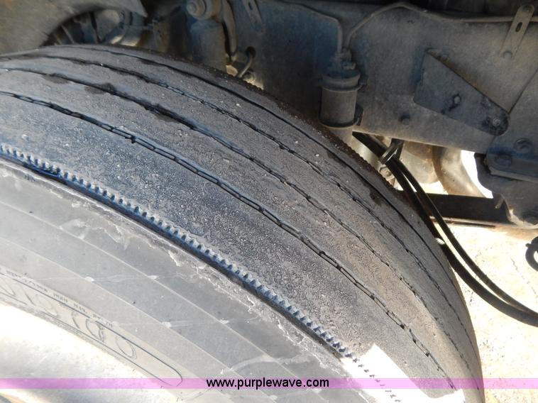 image for item H3909 2004 Freigtliner Columbia semi truck