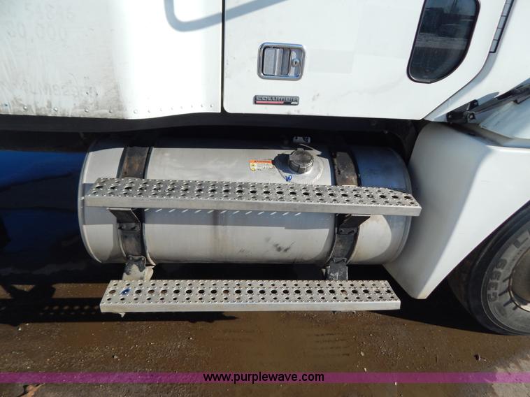 image for item H3909 2004 Freigtliner Columbia semi truck