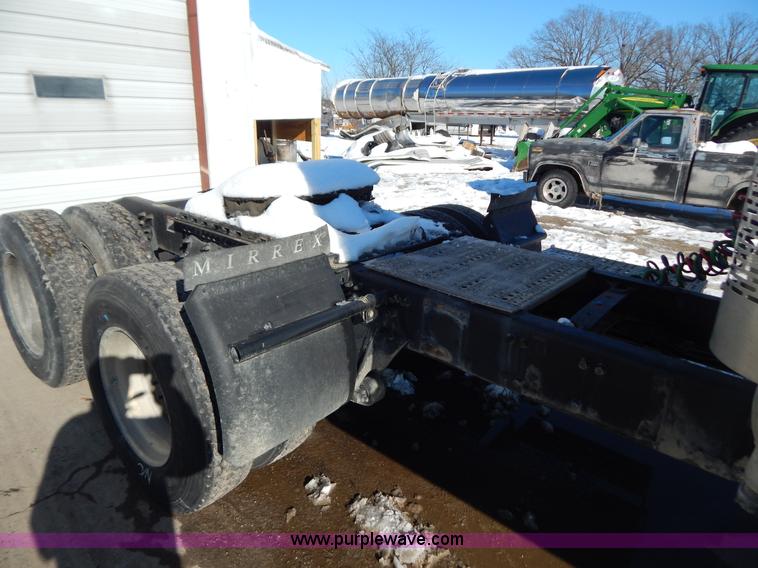 image for item H3909 2004 Freigtliner Columbia semi truck