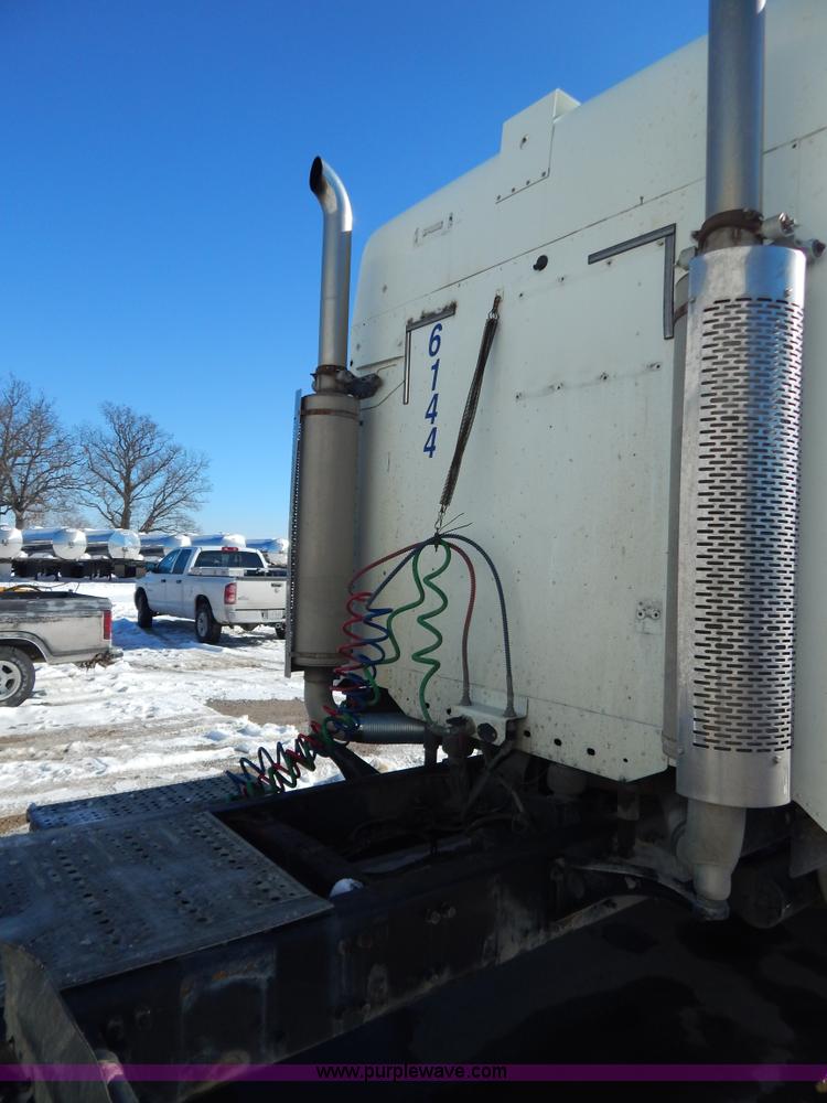 image for item H3909 2004 Freigtliner Columbia semi truck