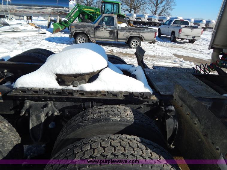 image for item H3909 2004 Freigtliner Columbia semi truck