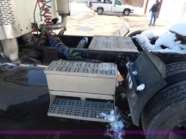 image for item H3909 2004 Freigtliner Columbia semi truck