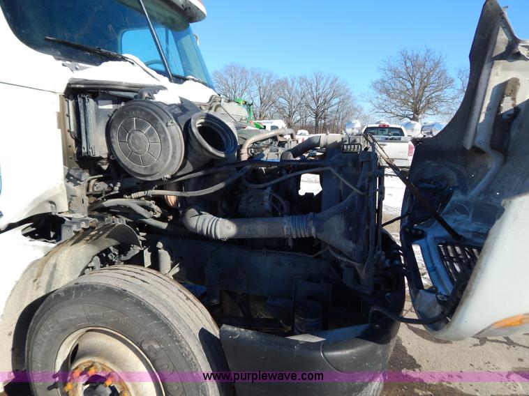 image for item H3909 2004 Freigtliner Columbia semi truck