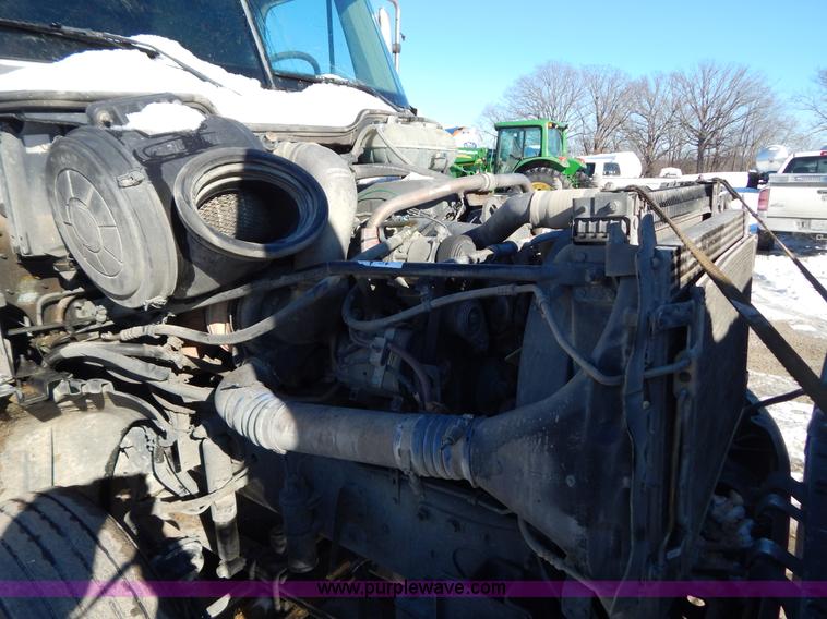 image for item H3909 2004 Freigtliner Columbia semi truck