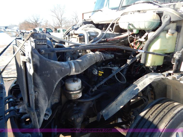 image for item H3909 2004 Freigtliner Columbia semi truck