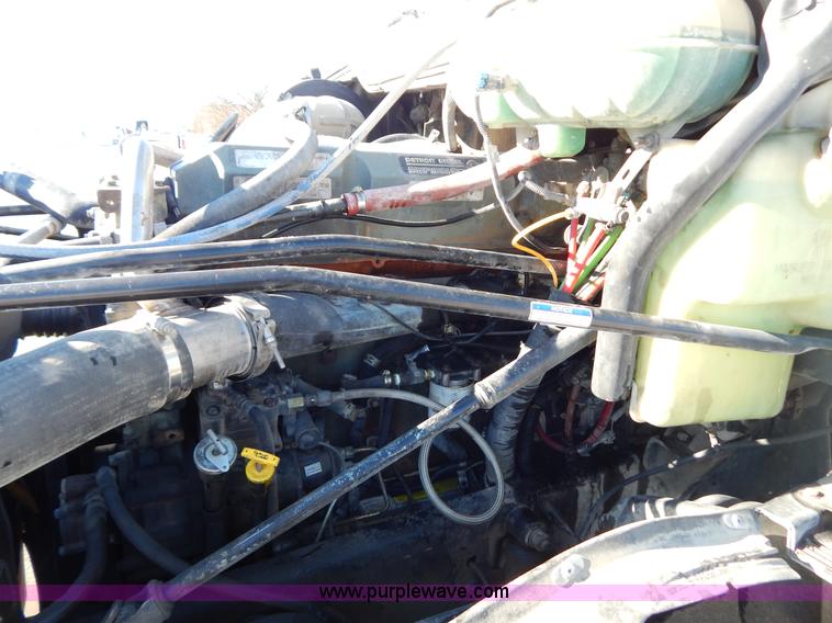 image for item H3909 2004 Freigtliner Columbia semi truck