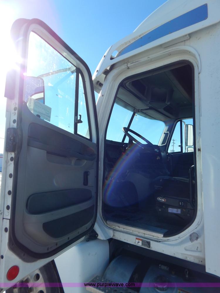 image for item H3909 2004 Freigtliner Columbia semi truck