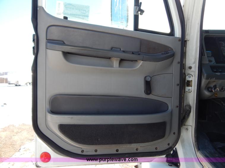 image for item H3909 2004 Freigtliner Columbia semi truck