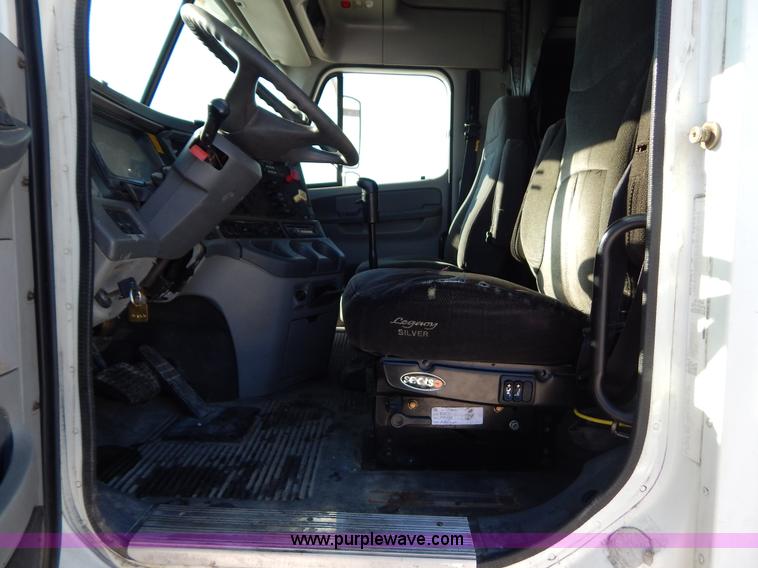 image for item H3909 2004 Freigtliner Columbia semi truck