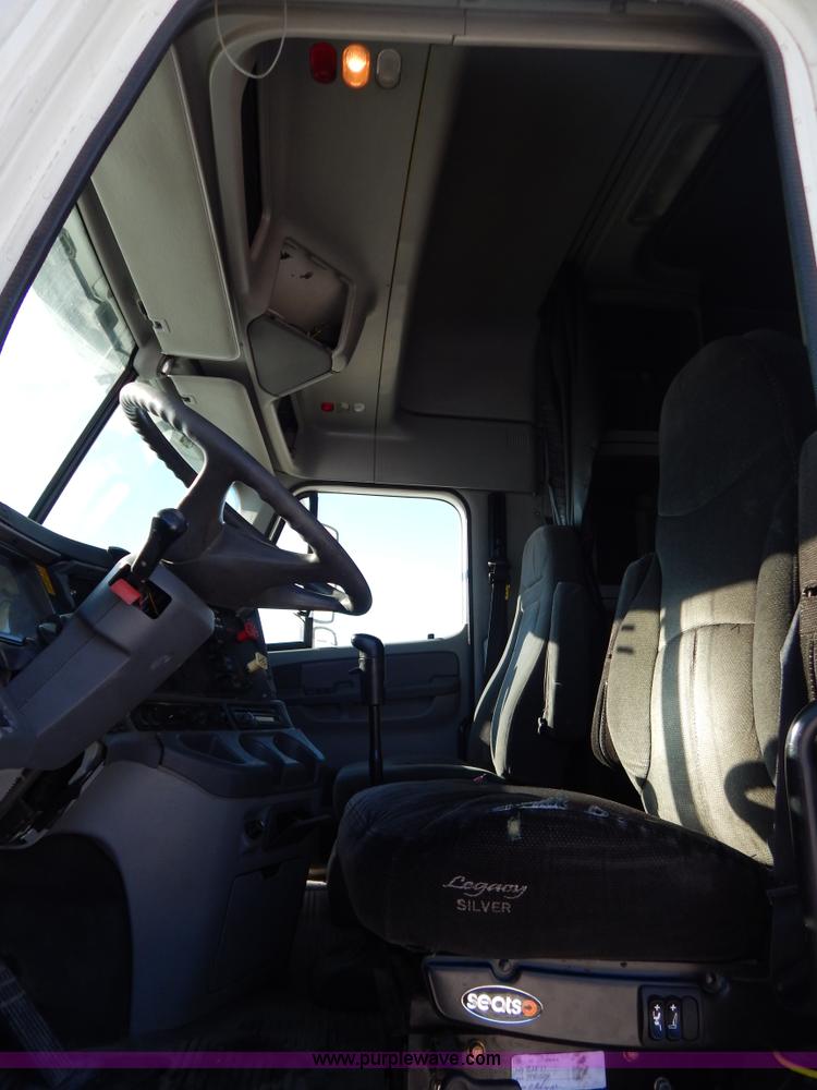 image for item H3909 2004 Freigtliner Columbia semi truck