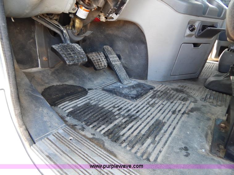 image for item H3909 2004 Freigtliner Columbia semi truck