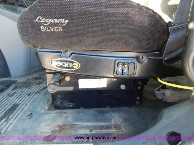 image for item H3909 2004 Freigtliner Columbia semi truck