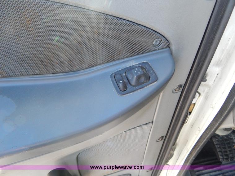 image for item H3909 2004 Freigtliner Columbia semi truck