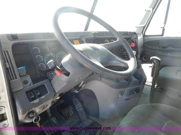 image for item H3909 2004 Freigtliner Columbia semi truck