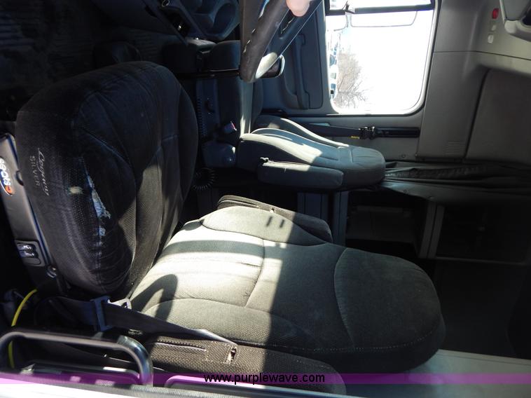 image for item H3909 2004 Freigtliner Columbia semi truck