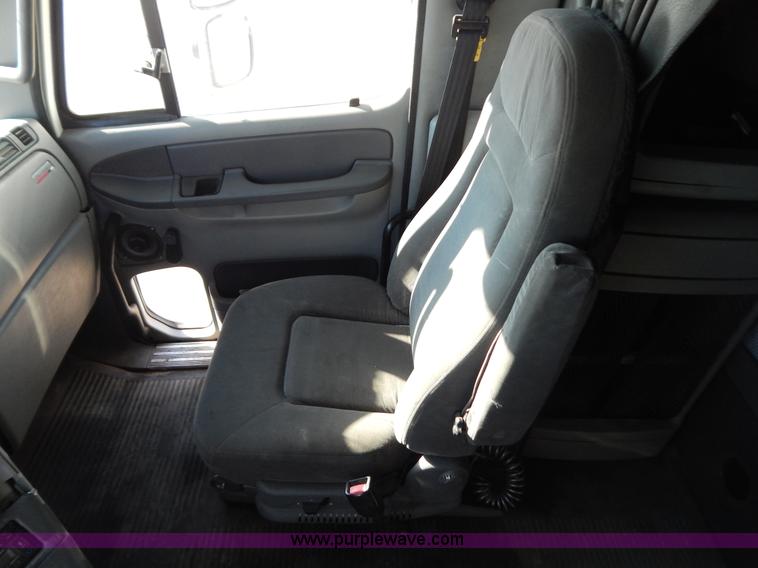 image for item H3909 2004 Freigtliner Columbia semi truck