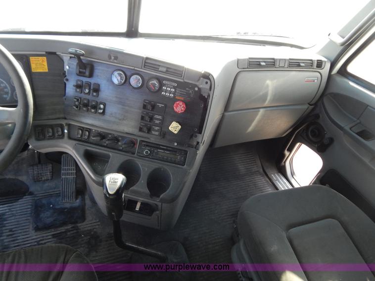 image for item H3909 2004 Freigtliner Columbia semi truck