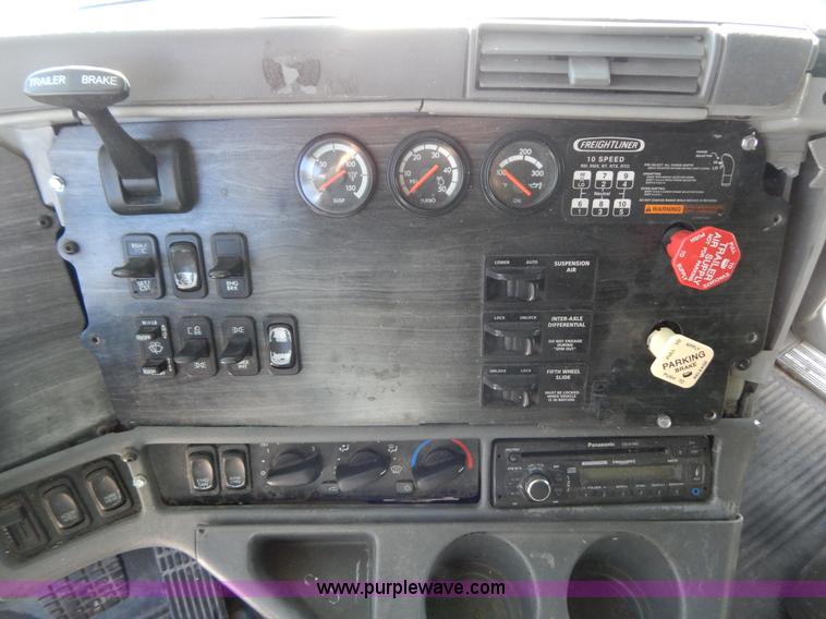 image for item H3909 2004 Freigtliner Columbia semi truck