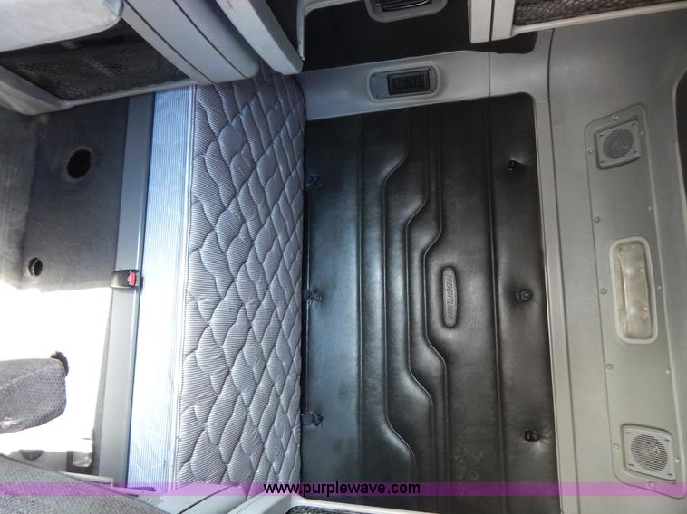 image for item H3909 2004 Freigtliner Columbia semi truck