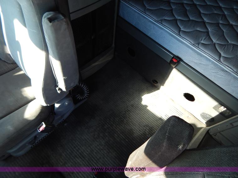 image for item H3909 2004 Freigtliner Columbia semi truck