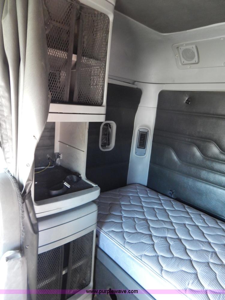 image for item H3909 2004 Freigtliner Columbia semi truck