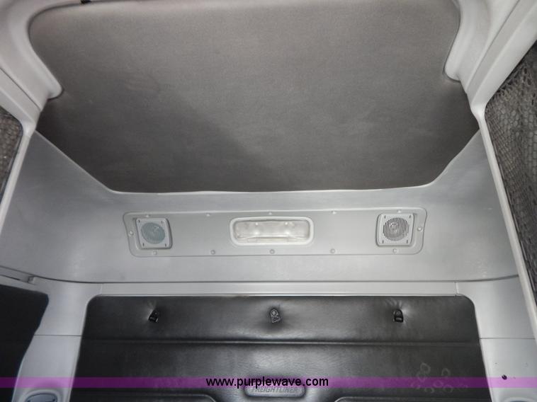 image for item H3909 2004 Freigtliner Columbia semi truck