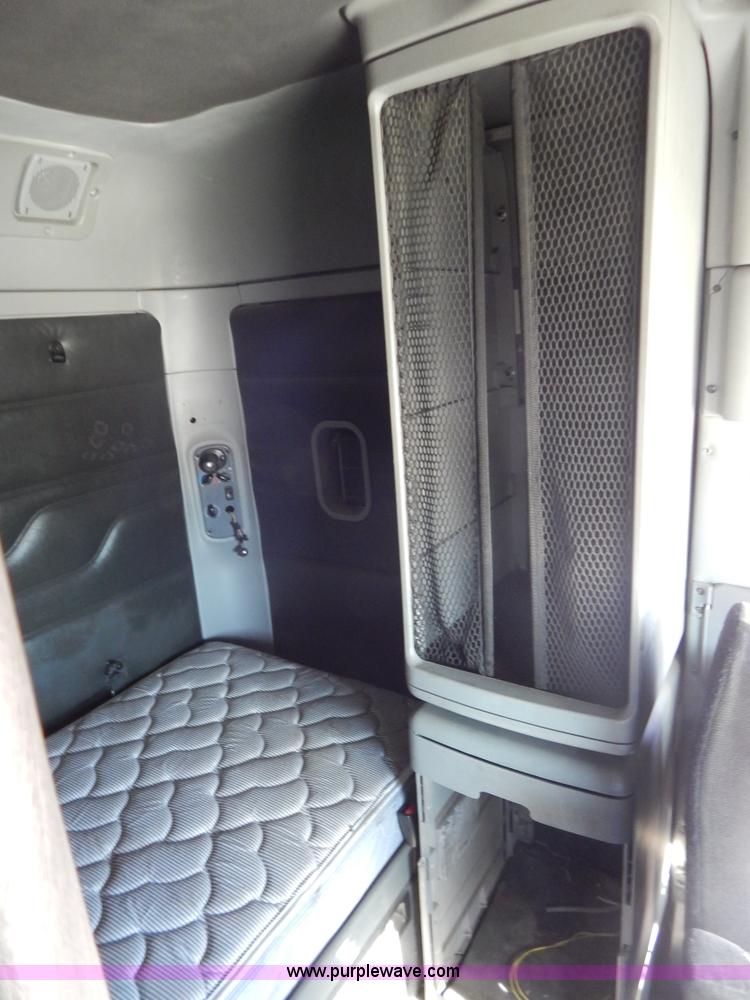 image for item H3909 2004 Freigtliner Columbia semi truck