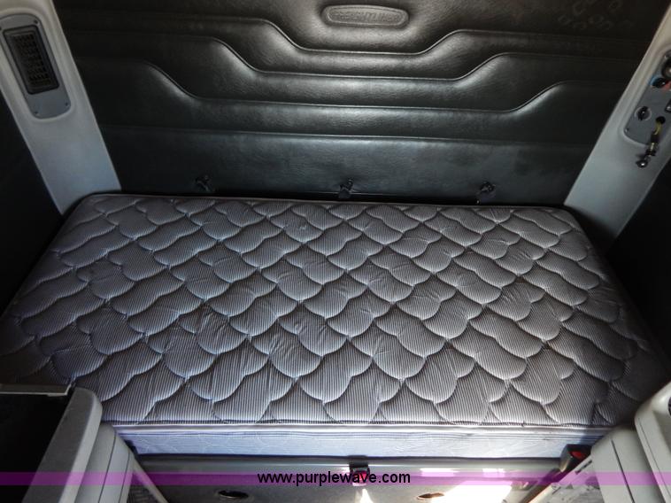 image for item H3909 2004 Freigtliner Columbia semi truck