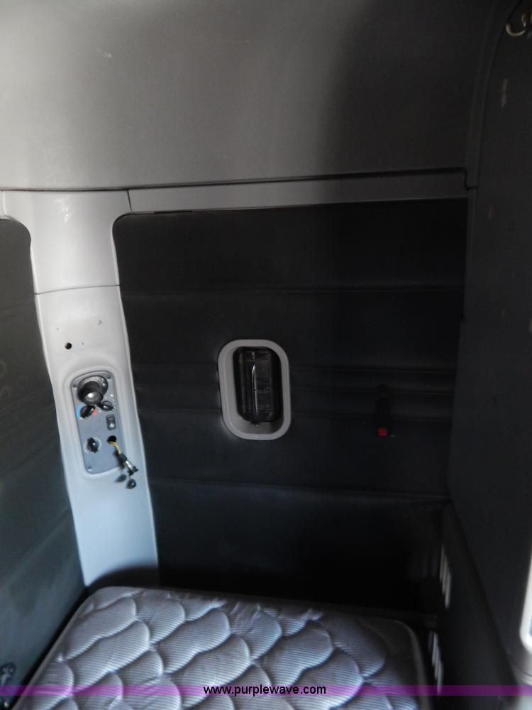 image for item H3909 2004 Freigtliner Columbia semi truck