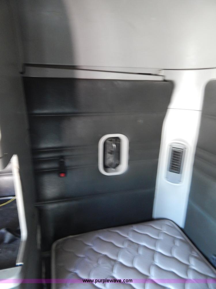 image for item H3909 2004 Freigtliner Columbia semi truck