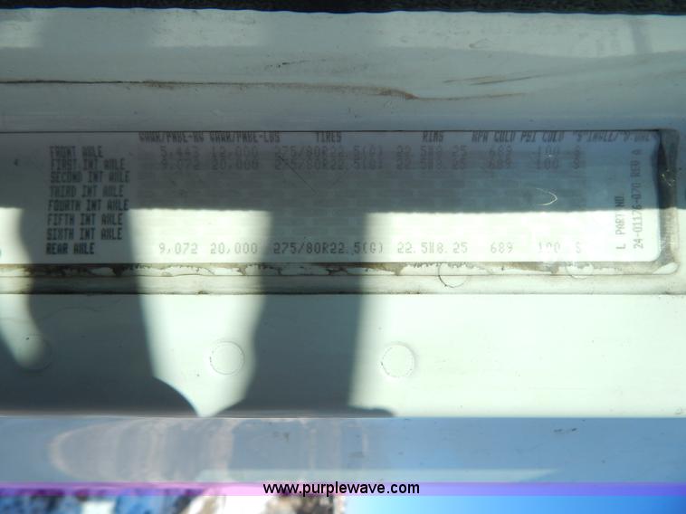 image for item H3909 2004 Freigtliner Columbia semi truck