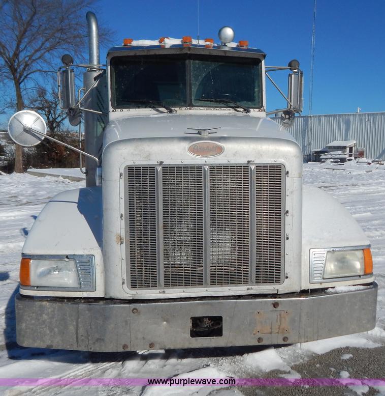 image for item H3911 1999 Peterbilt 377 semi truck