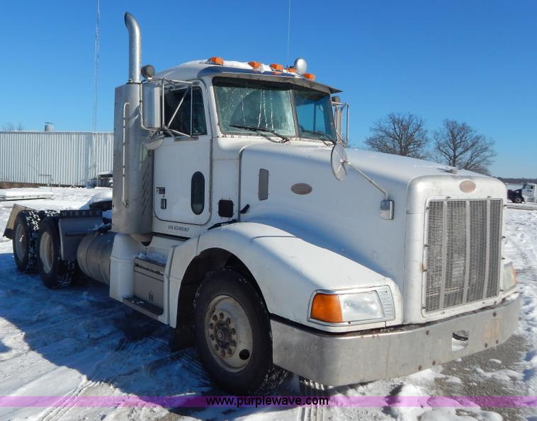 image for item H3911 1999 Peterbilt 377 semi truck
