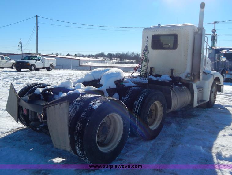 image for item H3911 1999 Peterbilt 377 semi truck