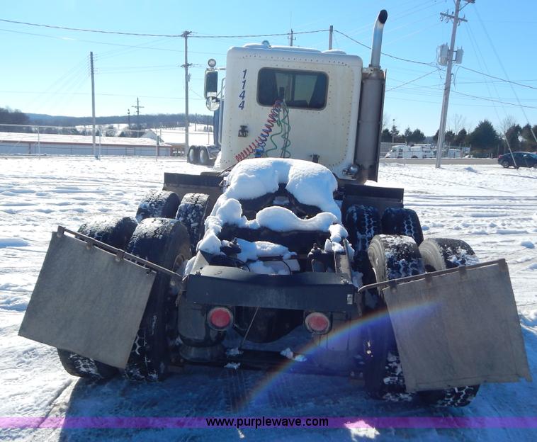 image for item H3911 1999 Peterbilt 377 semi truck