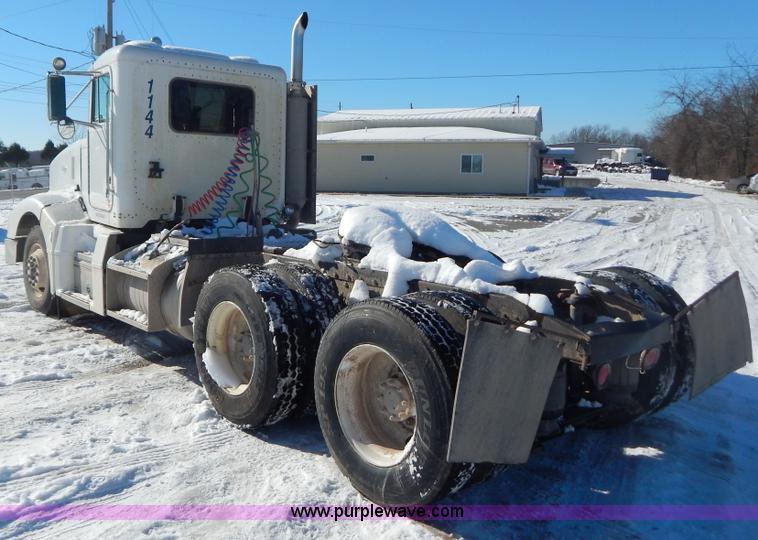 image for item H3911 1999 Peterbilt 377 semi truck