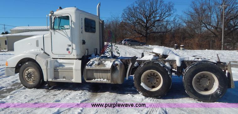 image for item H3911 1999 Peterbilt 377 semi truck