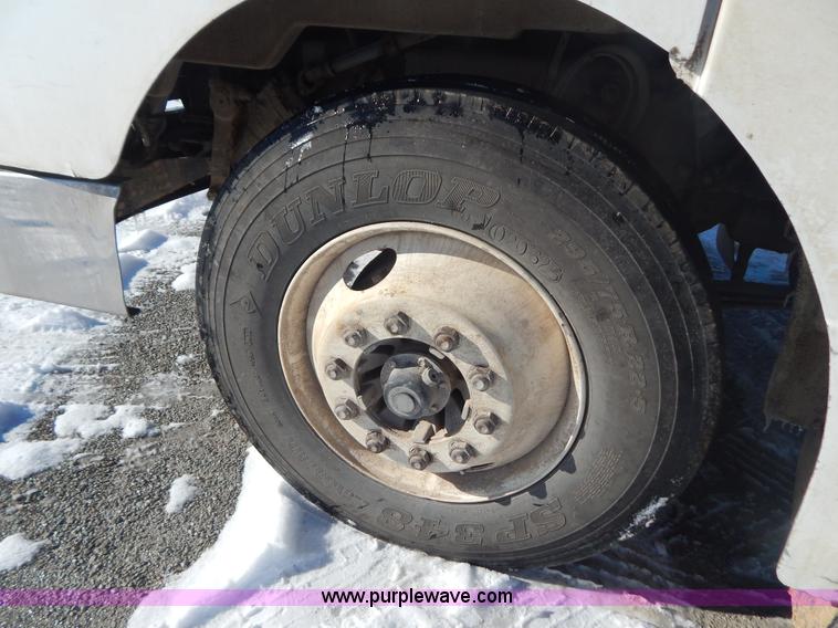 image for item H3911 1999 Peterbilt 377 semi truck