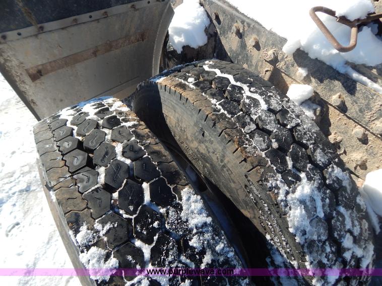 image for item H3911 1999 Peterbilt 377 semi truck